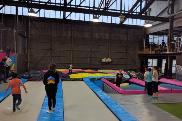 Mehrere verschiedene Sprungbahnen kombiniert mit einem Foam Pit BigAirBag erlauben mehrere gleichzeitige Landungen