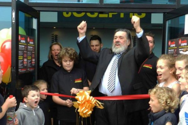 Ricky Tomlinson cutting the ribbon