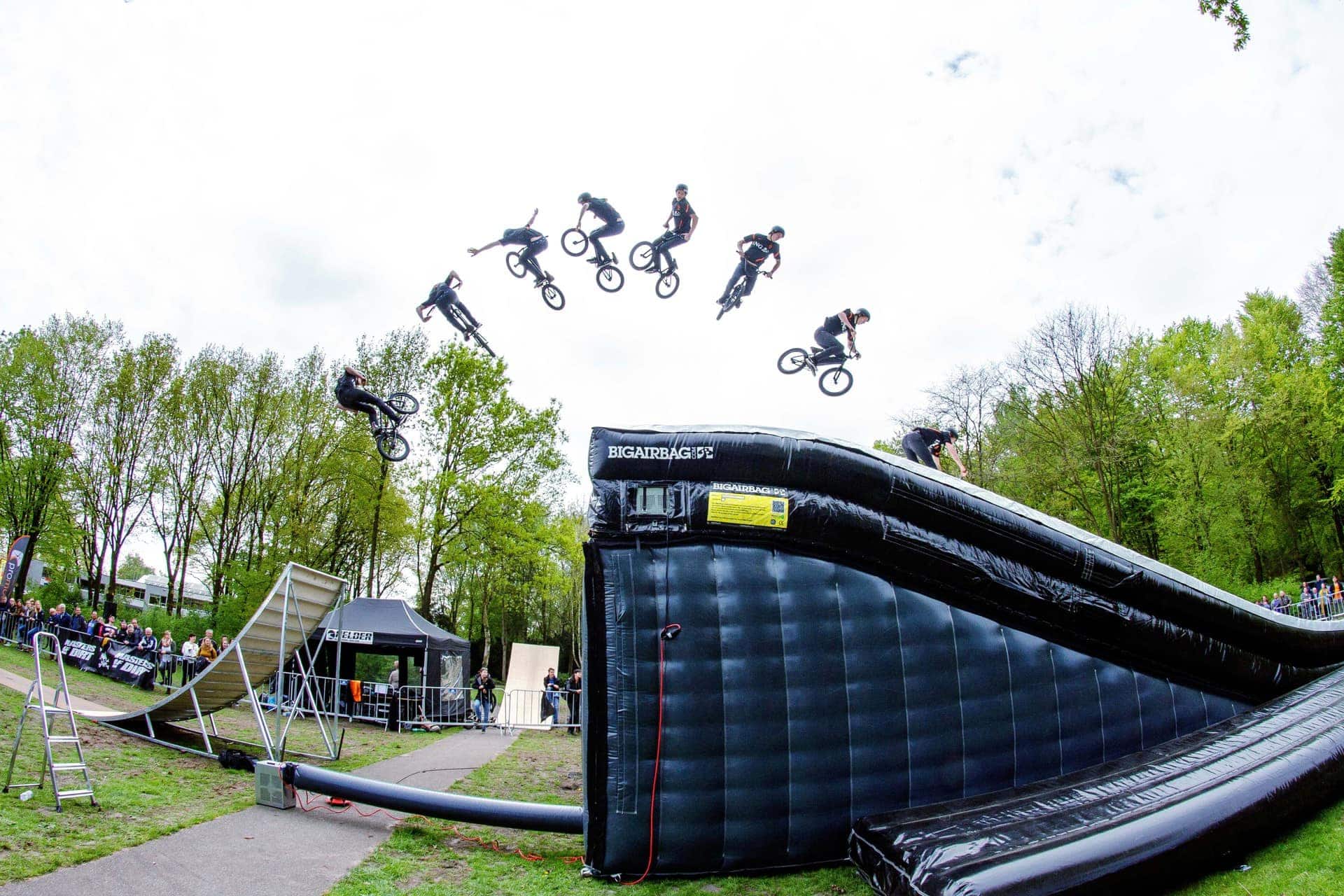 Landing-BigAirBag-Jump-Bike