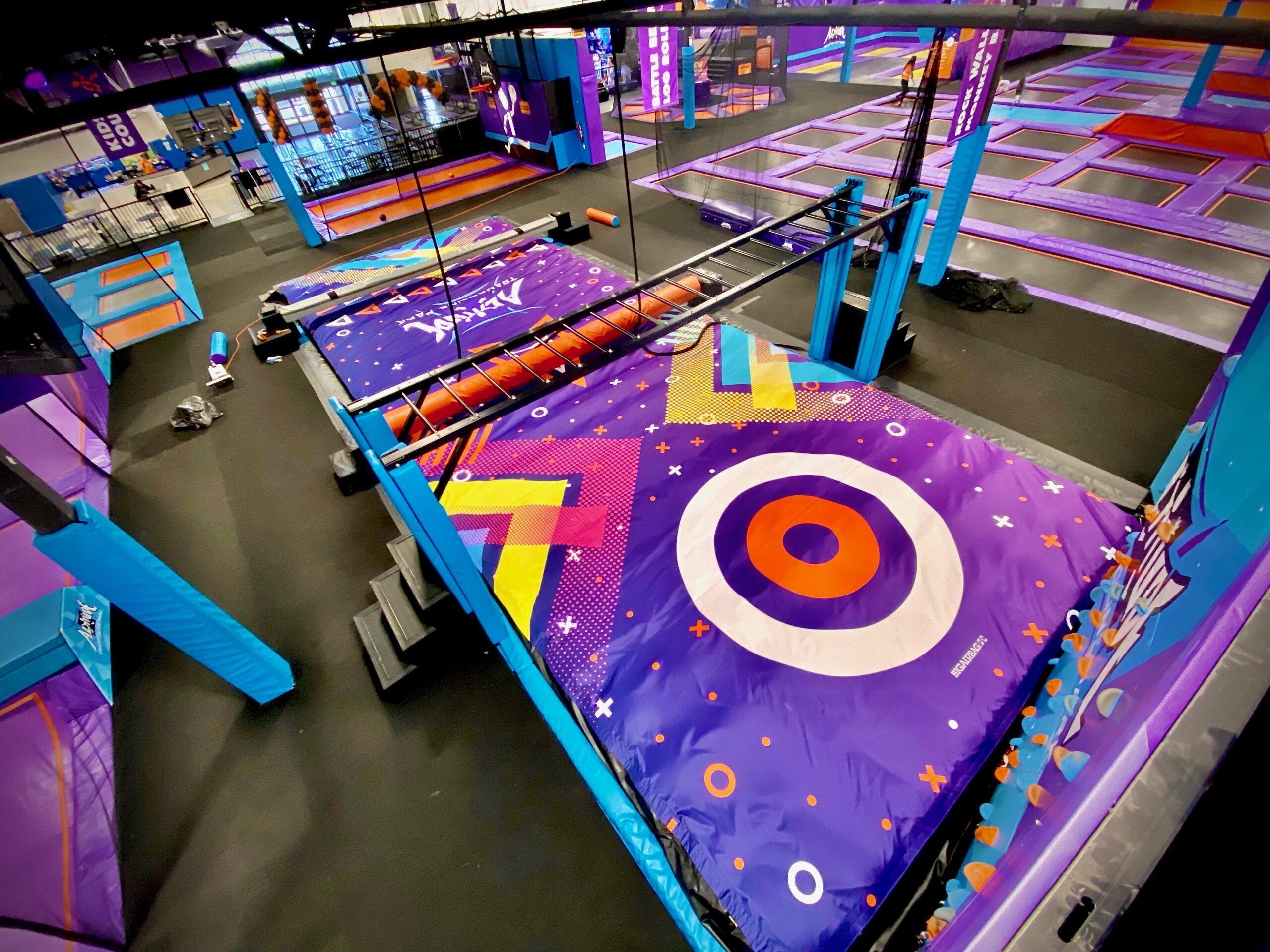 Foam pit for trampoline parks