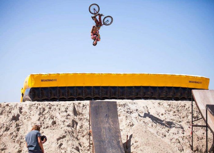 Improve your airstyle on the BigAirBag Landing