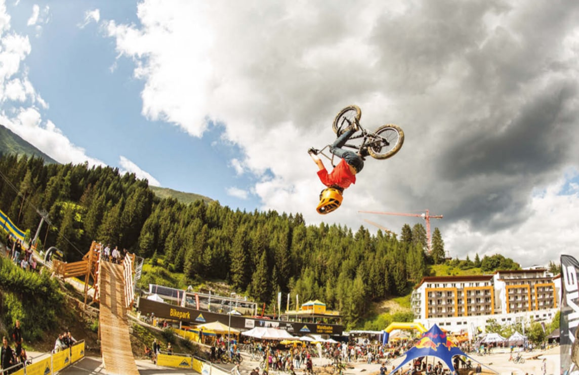 Landing-BigAirBag-Les9Roues-bmx
