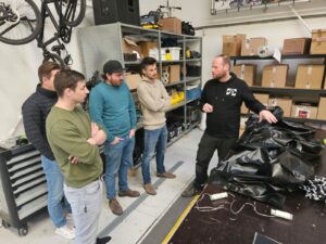 Technicien BigAirBag formant l’équipe aux procédures de maintenance et réparation.