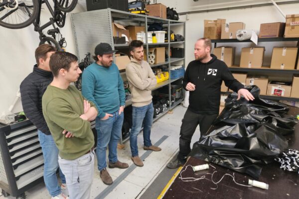 Technicien BigAirBag formant l’équipe aux procédures de maintenance et réparation.