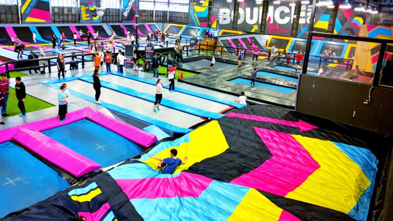 Crowded trampolinepark Bounce with airbags from BigAirBag for movement