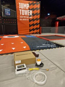 Installation de la Jump Tower BigAirBag avec airbag de sécurité, contrôle de pression et arrêt d’urgence.
